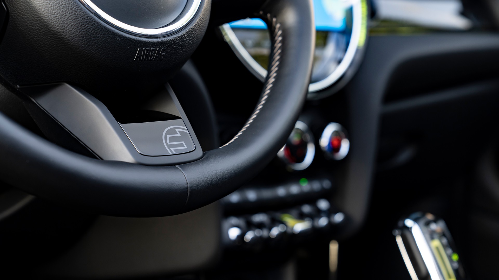 MINI CABRIO 100% ELECTRIQUE - Volant avec badge spécifique